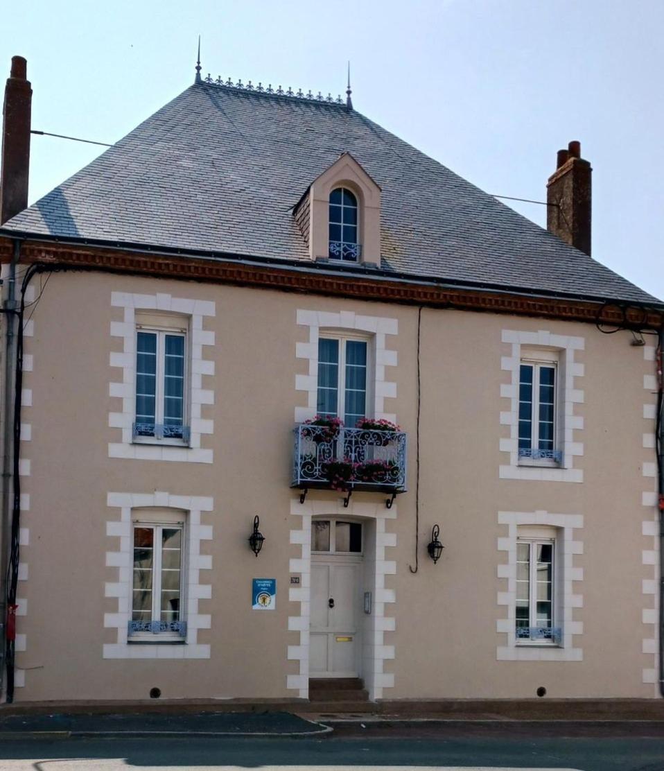 Отель Le Griffon 1855 Saint-Laurent-Des-Autels Экстерьер фото