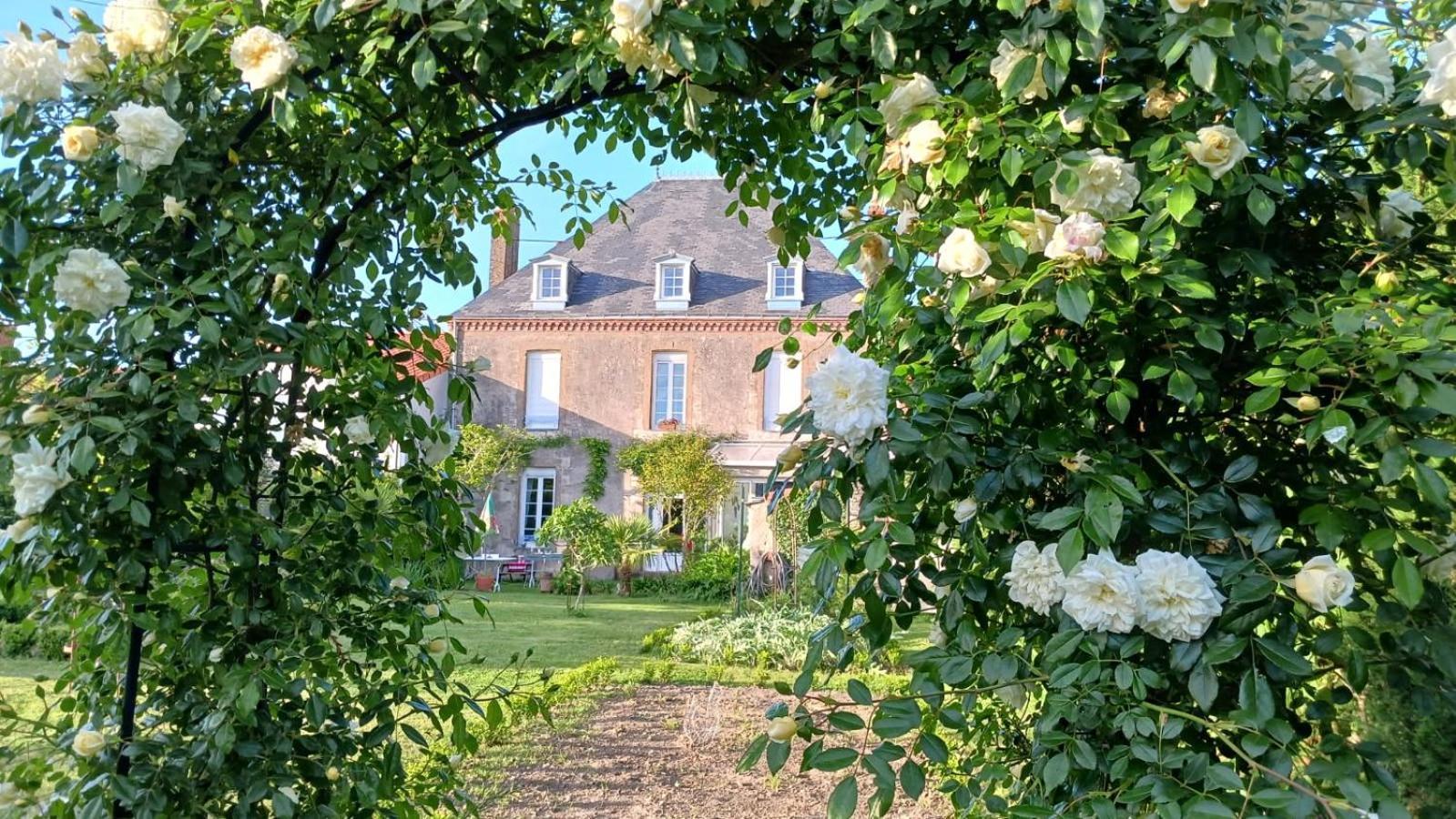 Отель Le Griffon 1855 Saint-Laurent-Des-Autels Экстерьер фото